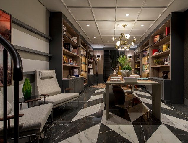 O luxo dos anos 1920 foi a inspiração de Luiza Fortkamp e Hebert Evaristo na Livraria. Ali, impera a atmosfera glamurosa do jazz. Por isso a escolha foi um padrão preto e branco clássico no piso. O luxo dos anos 1920 foi a inspiração de Luiza Fortkamp e Hebert Evaristo na Livraria. Ali, impera a atmosfera glamurosa do jazz. Por isso a escolha foi um padrão preto e branco clássico no piso.