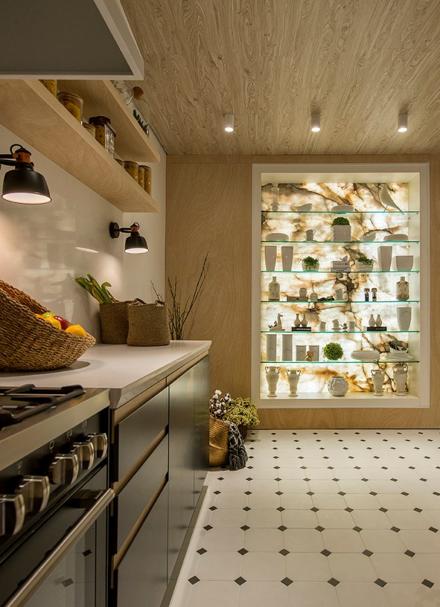 As profissionais Linda Martins e Cris Araújo apostaram no minimalismo para a Cozinha Dinamarquesa. Os pequenos quadrados no piso são um toque de delicadeza simples, sem excessos, porém elegante. As profissionais Linda Martins e Cris Araújo apostaram no minimalismo para a Cozinha Dinamarquesa. Os pequenos quadrados no piso são um toque de delicadeza simples, sem excessos, porém elegante.