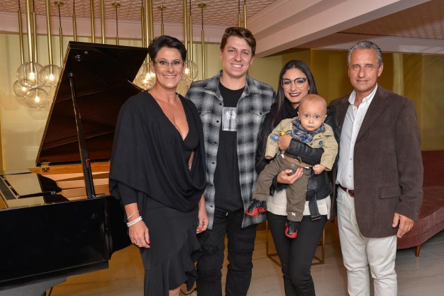 Franqueados com designer Bruno Faucz e família Franqueados com designer Bruno Faucz e família