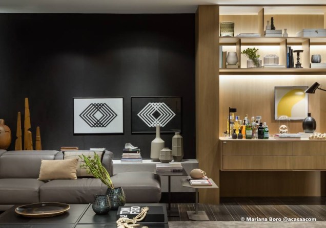 Em forma de quadros acima do sofá, estão os geometrismos da Casa Carbono, assinada por Pedro Tessarollo e Jairo Lopes. As linhas e o contraste entre o preto e o branco dão um toque especial à parede preta do espaço. Em forma de quadros acima do sofá, estão os geometrismos da Casa Carbono, assinada por Pedro Tessarollo e Jairo Lopes. As linhas e o contraste entre o preto e o branco dão um toque especial à parede preta do espaço.