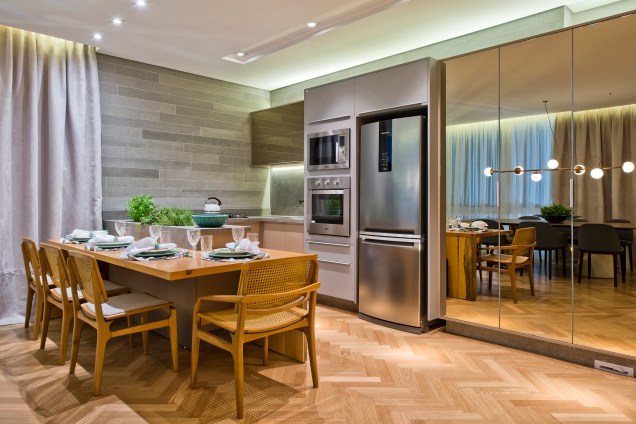 A profissional Mariana Paula Souza recobriu os armários da Modern House com espalhos para apresentá-los ao público de forma elegante e discreta. O revestimento dessas grandes superfícies cria uma sensação de amplitude. A profissional Mariana Paula Souza recobriu os armários da Modern House com espalhos para apresentá-los ao público de forma elegante e discreta. O revestimento dessas grandes superfícies cria uma sensação de amplitude.