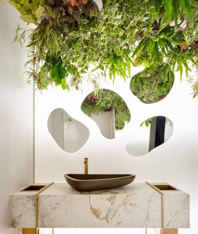 No Toilette Masculino, as profissionais Camila Rocha e Monica Pajewski optaram por espelhos em forma de bolhas para intensificar a leveza do mármore branco. Iluminados por trás, eles complementam a atmosfera cândida do jardim vertical. No Toilette Masculino, as profissionais Camila Rocha e Monica Pajewski optaram por espelhos em forma de bolhas para intensificar a leveza do mármore branco. Iluminados por trás, eles complementam a atmosfera cândida do jardim vertical.