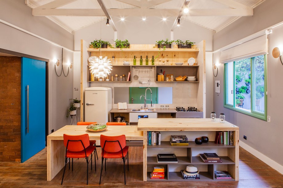 CASACOR São Paulo. Casa Sustentável Leroy Merlin - Gabriela Lotufo e Larissa Oliveira. Materiais sustentáveis conquistam todos os detalhes, como as pastilhas produzidas a partir de garrafas PET, os rodapés de isopor reciclado e o piso de madeira de demolição restaurada. As divisórias soltas com madeira laminada cruzada exigem o mínimo de recursos naturais na montagem e na desmontagem.