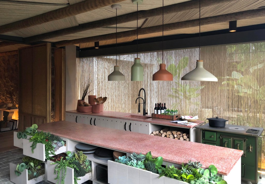 6 – Triplex Arquitetura – – foto Felipe Araújo triplex arquitetura cozinha casa raízes granilite bancada rosa rosé decoração ambiente casacor sao paulo 2018