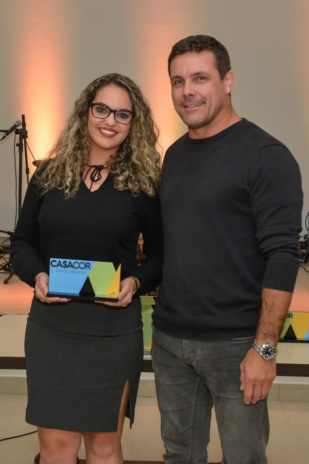 <strong>Melhor Ambiente no Tema A Casa Viva</strong>: Jardim Tropical por Francielle iOst, que recebe o prêmio de Rodrigo Fontana, Diretor da Veka Brasil. <strong>Melhor Ambiente no Tema A Casa Viva</strong>: Jardim Tropical por Francielle iOst, que recebe o prêmio de Rodrigo Fontana, Diretor da Veka Brasil.