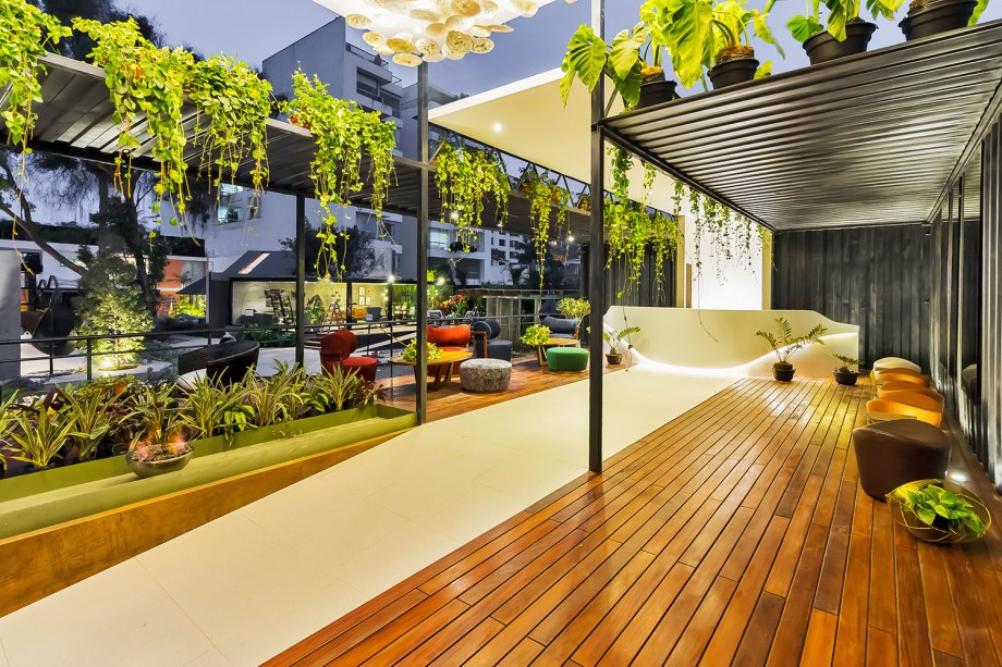 Boletería e Lounge - Anđa Rajkovic e Giancarlo Chacaliaza. A localização estratégica cria uma conexão entre o mundo urbano e a natureza em interação com a tecnologia. Linhas orgânicas nos pufes e no balcão iluminado contrastam com o traçado reto das coberturas, onde a vegetação é onipresente.