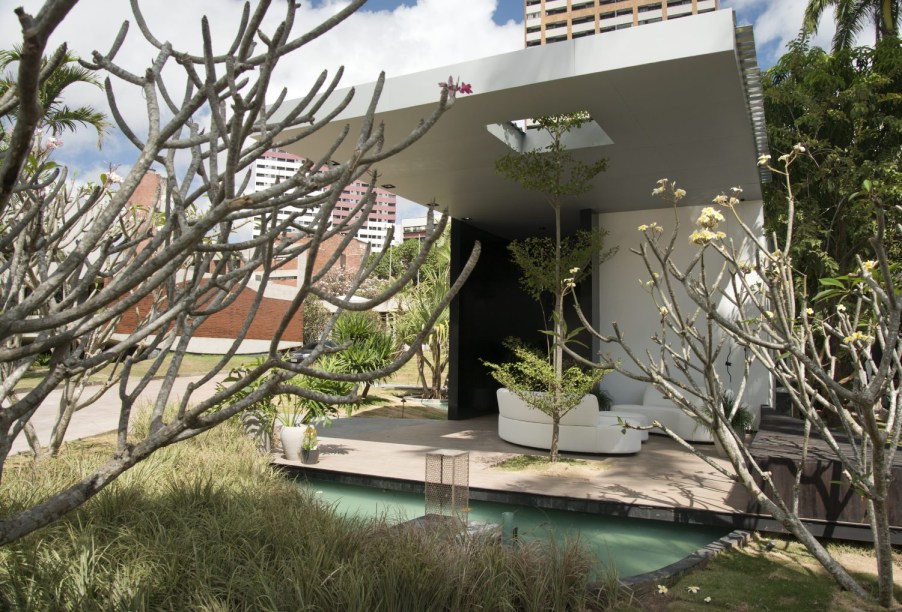 Jardim Mota Machado 50 Anos - Thiago Borges. Elementos fortes da natureza, como plantas esculturais, espelhos e quedas d'água, são a aposta do jardim. As bordas infinitas trazem uma sensação de "buraco negro". O paisagismo contemporâneo se expressa através das formas orgânicas, por meio de Carnaúbas adultas, Jasmim-manga e Jasmim-adulto. A árvore Sete Copas Africana atravessa o telhado dentro do espaço.