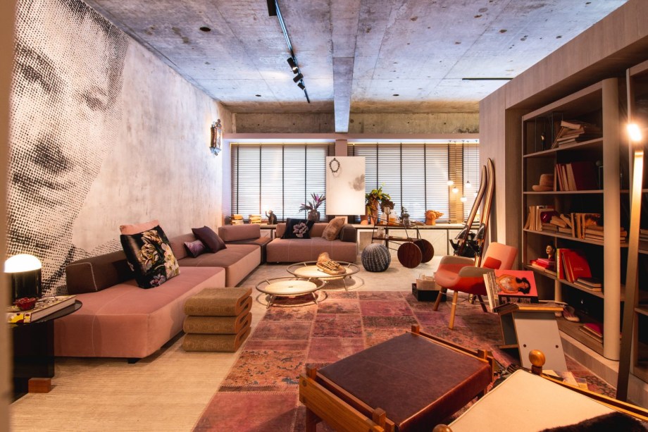 Loft Cinquentinha - Anik Mourão. O projeto circular, com cozinha, banheiro e atelier integrados tem também uma área zen no centro. Com inspirações em uma mulher de 30 anos, independente financeira e emocionalmente, o local é repleto de memórias afetivas. Telha e tela metálica ganham destaque na composição do projeto. O estar tem texturas feitas à mão, e piso granilite com um toque destroyed.