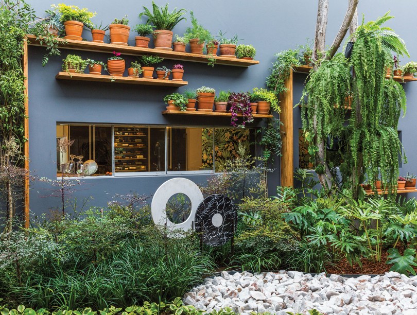 CASACOR Peru 2018. Jardín Interior - Marcia Lenz. Este refúgio de 50 m2 é a extensão da casa, pensado com simplicidade para um resultado moderno. A rusticidade da madeira encontra o romantismo das flores e do verde que cresce livre ou em vasos de barro.