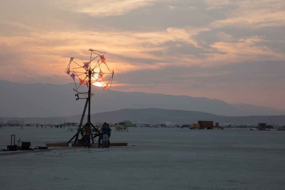 Remembered Light - Dan Benedict. Uma escultura cinética em grande escala faz uma interpretação mecânica do poema "The End", de Mark Strand e celebra a obra da artista Mary Batchelor. Dezesseis pipas de vidro – que representam as aves suspensas em voo, do poema – são decoradas com versões translúcidas das pinturas de Batchelor. Quando o espectador gira uma manivela, as pipas se movem, girando em várias direções