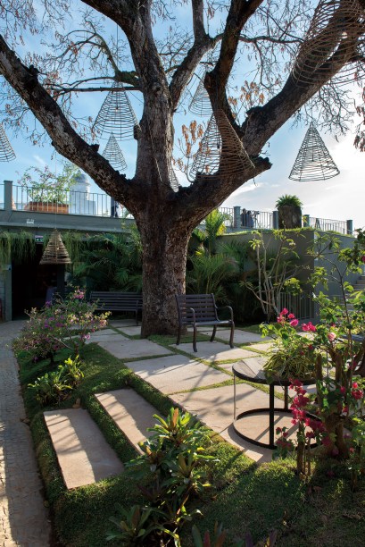 CASACOR Bahia 2018. Jardim do Sapotizeiro - Joilson Barbosa e Tânia Facchinetti. Para utilizar o jardim em sua plenitude, a dupla criou um espaço para contemplação e relax. Além das plantas, foram incorporados dois decks em desníveis, sendo um para apreciar o horizonte e outro que convida a ler e descansar. A sombra dos galhos do sapotizeiro cria um clima de descanso sob a proteção da natureza.