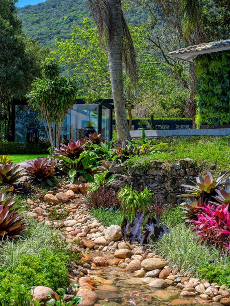 CASACOR Santa Catarina 2018. Viva Jardim - Cláudio Saladini e Letícia Vieira (Grupo Le Nôtre). O jardim vai além do embelezamento dos espaços - ele aconchega, traz qualidade de vida e ajuda a preservar o ecossistema ao redor. Eis a essência deste espaço, com uma variedade de vegetações tropicais e um lago ornamental repleto de peixes e plantas aquáticas.