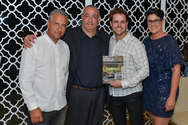 Diretores com Renildo Nunes, parceiro da marca Faixa Preta e Gabriel Bordin, autor da Casa Ônix By Karsten, capa do Anuário CASACOR SC Diretores com Renildo Nunes, parceiro da marca Faixa Preta e Gabriel Bordin, autor da Casa Ônix By Karsten, capa do Anuário CASACOR SC