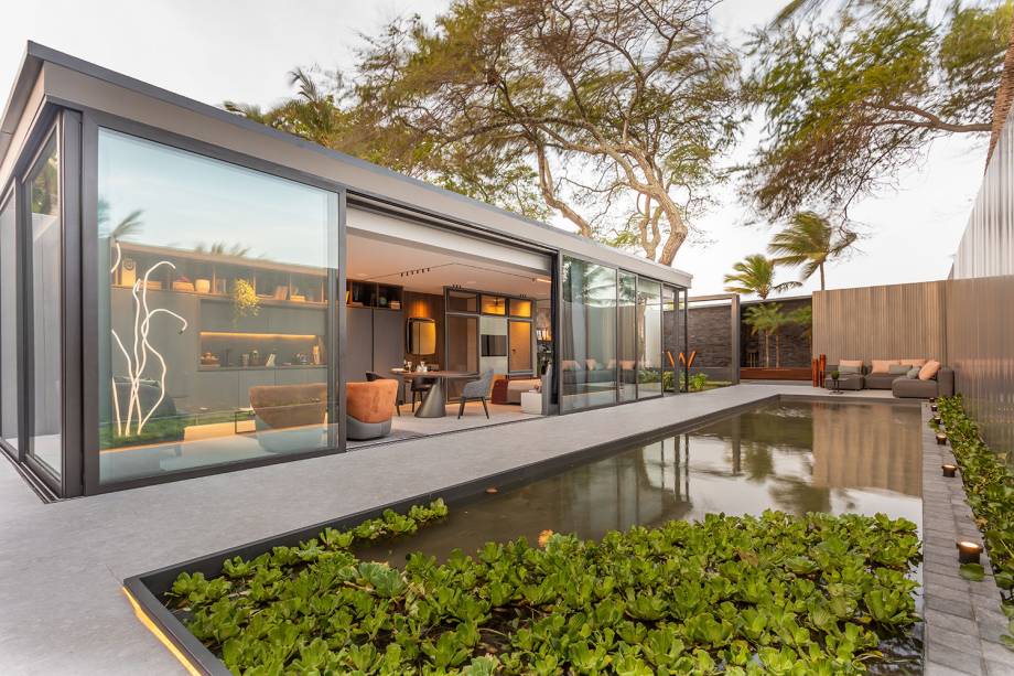 loft-750-leonardo-maia-2 Loft 750 - Leo Maia. As experiências que o Loft provocam nos visitantes são muitas. O equilíbrio começa no jardim e no lago da área externa e invade a área interna. (CASACOR Paraíba 2018)