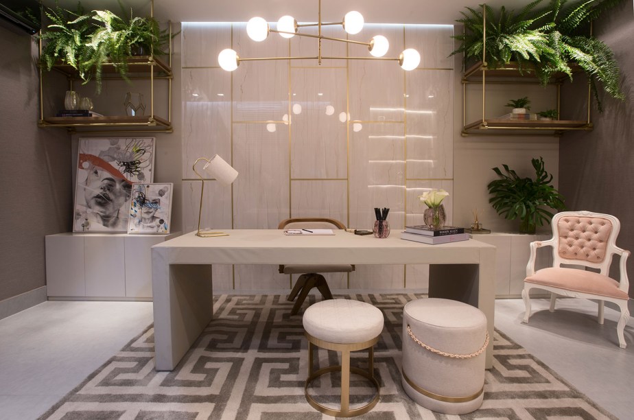 Home Office - Marina Martelli. Quadros de Mari San Martin, artista plástica do Rio de Janeiro estão expostos na parede. Outra parede, de porcelanato, com efeito marmorizado e filetes dourados trazem sofisticação ao espaço. A poltrona Luiz XV foi repaginada com estofado rosa.