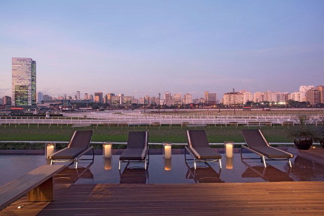CASACOR São Paulo 2011 - Roberto Migotto. Inovação, design, sustentabilidade e qualidade foram os pilares que inspiraram o arquiteto no lounge de 270 m² imerso em um espelho d’água e que contempla sala de estar, espaço gourmet e dois banheiros. CASACOR São Paulo 2011 - Roberto Migotto. Inovação, design, sustentabilidade e qualidade foram os pilares que inspiraram o arquiteto no lounge de 270 m² imerso em um espelho d’água e que contempla sala de estar, espaço gourmet e dois banheiros.