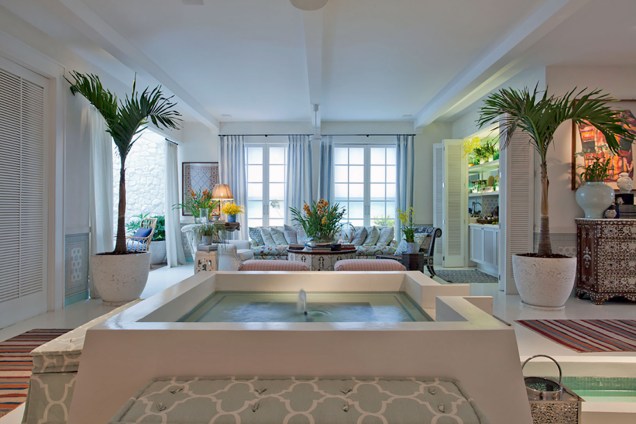 CASACOR São Paulo 2013 - Sig Bergamin. O arquiteto projetou um spa integrado com inspiração em uma casa de praia, em que o visitante pôde conhecer novos modelos de louças, metais e tendências em acabamentos apresentados pela marca. CASACOR São Paulo 2013 - Sig Bergamin. O arquiteto projetou um spa integrado com inspiração em uma casa de praia, em que o visitante pôde conhecer novos modelos de louças, metais e tendências em acabamentos apresentados pela marca.
