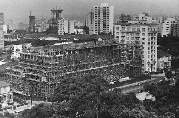 Vista-do-Masp-em-construção-no-ano-de-1964. Registro do MASP em construção |