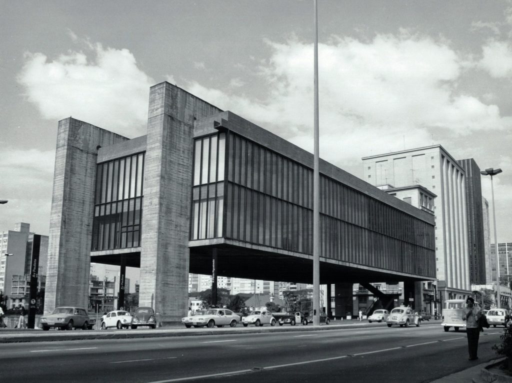 Vista-externa-do-Masp-na-Avenida-Paulista-década-de-1980–e1507558168686 masp lina bo bardi arquitetura são paulo brutalismo brutalista