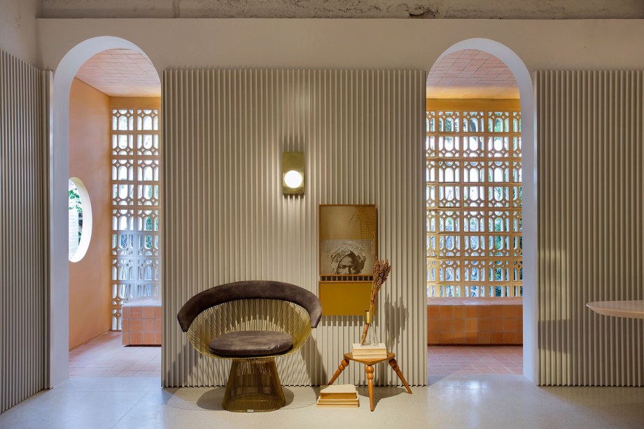 CASACOR São Paulo 2018: <span>Casa Arcos - Léo Shehtman. A transição entre moderno e pós-moderno no estilo de morar é expressa em ambientes externos sóbrios e brutos em oposição ao interior discretamente colorido. As cores remetem à vida que circula pela casa, com tons rosé, terrosos, um toque de verde e azul.</span>