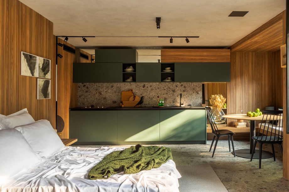 CASACOR Rio de Janeiro 2018: <span>Studio Neo - Monique Pampolha e Hannah Cabral, do Studio MH Arquitetura. As arquitetas abrem mão de alvenarias e apostam na marcenaria funcional que setoriza os ambientes. As linhas retas são suavizadas pelas curvas dos móveis soltos. O piso em porcelanato cinza completa a base neutra, e o tom escolhido para dar alma ao projeto é o verde-mint em tom mais escuro.</span>