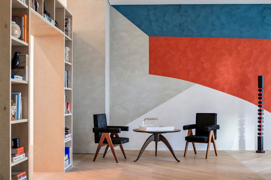 CASACOR Miami. An Architect’s Room - D’Apostrophe Design Inc. Uma ode à obra de Le Corbusier, este espaço de estudo para um arquiteto baseia-se fortemente no estilo moderno do século XX. As cores do ambiente fazem referência ao esquema ousado da Maison La Roche, a villa parisiense Corbu criada em 1923. Os materiais são sóbrios: o piso de carvalho branco, a cor branca nas paredes, madeira e linho. A mesa de concreto redonda suspensa pode receber reuniões e encontros e dá aoc espaço um sabor modernista ainda mais forte.