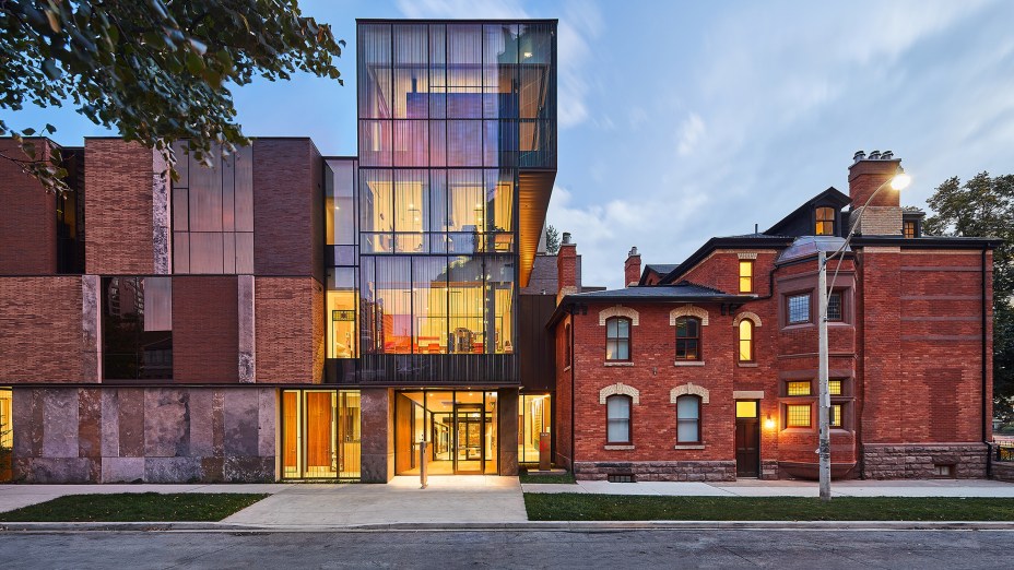 <strong>Casey House</strong>; Toronto, por Hariri Pontarini Architects. Uma extensão muito necessária e um complemento para uma unidade de saúde especializada, atendendo pessoas que vivem com HIV/AIDS, a Casey House de Toronto representa um novo protótipo para hospitais. Mais de 10 anos em formação, atende às necessidades de seus pacientes e seus provedores em um ambiente projetado para evocar o conforto de casa.