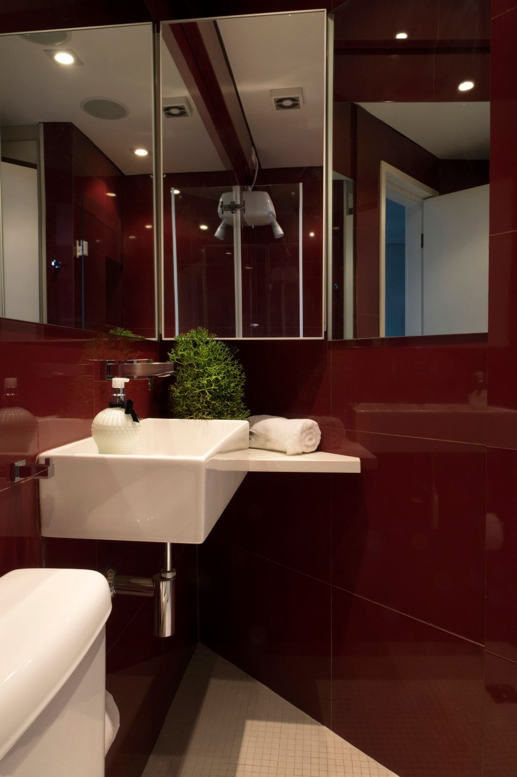 Banheiro-do-loft-assinado-pelo-arquiteto-Ricardo-Abreu-tem-metais-Meber-(1) Banheiro-do-loft-assinado-pelo-arquiteto-Ricardo-Abreu-tem-metais-Meber-(1)