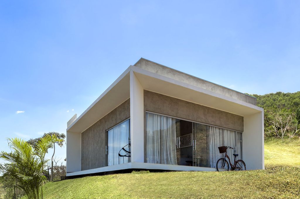Concreto e pintura branca resumem revestimentos de casa brasiliense