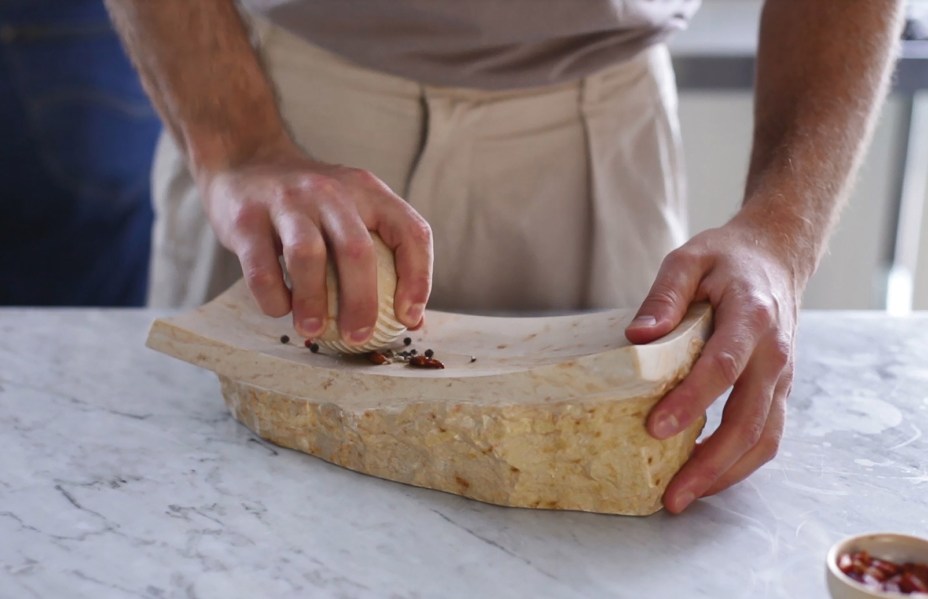 <strong>Ventura Future</strong>. Amalia Shem Tov produziu uma série de utensílios de cozinha de aparência antiga, <span>para ajudar as pessoas a redescobrir suas raízes culinárias primitivas.</span>