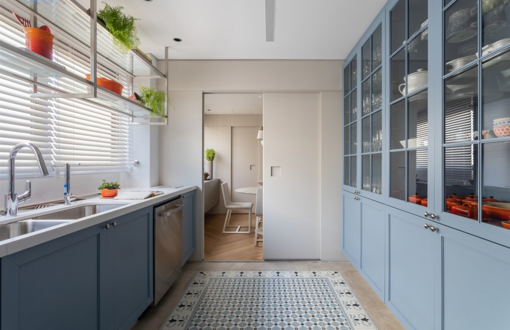 Cozinha-1 Marcenaria é solução em apartamento da Très Arquitetura