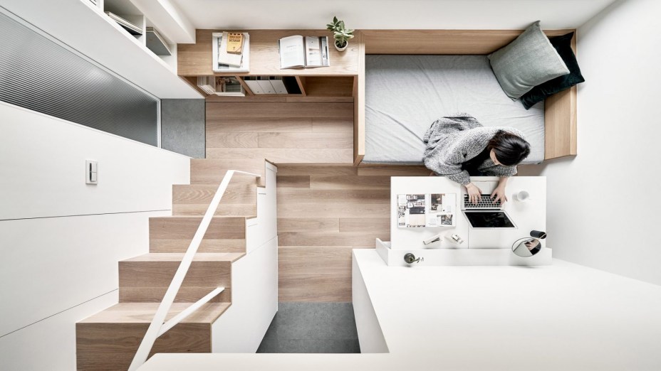 Este flat em Taiwan tem 17,6 m² e foi assinado pelo studio A Little Design. Com o pé direito de 3,4 metros, permitiu criar dois níveis com uma marcenaria planejada.