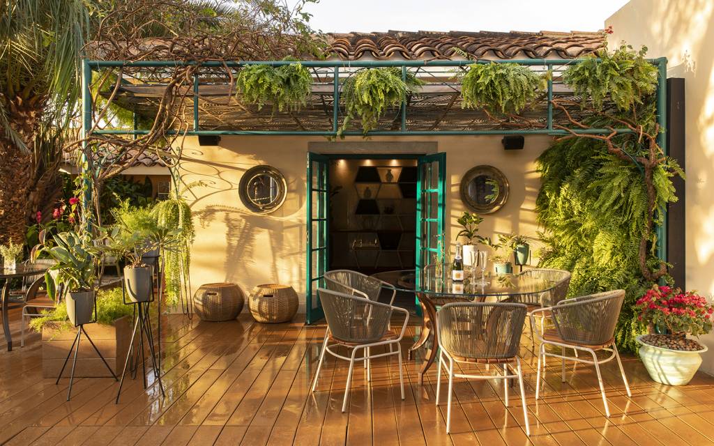 CASACOR Ribeirão Preto 2018. Restaurante Toscana Arauco – Mônica Costa e Ângela Dorascenzi CASACOR Ribeirão Preto 2018. Restaurante Toscana Arauco - Mônica Costa e Ângela Dorascenzi. Mônica criou um jardim tropical com bromélias, bananeiras e folhagens que ornamentam os arredores do espelho d’água, esculpido com seixos de pedra hijau.