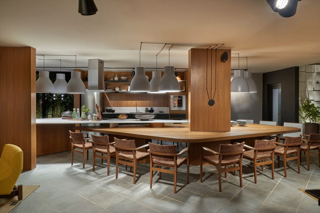 Luminárias-criativas-como-destaque-na-decoração-de- salas-de-jantar-da-CASACOR Comida, diversão e arte. Genésio Maranhão - CASACOR Goiás 2019