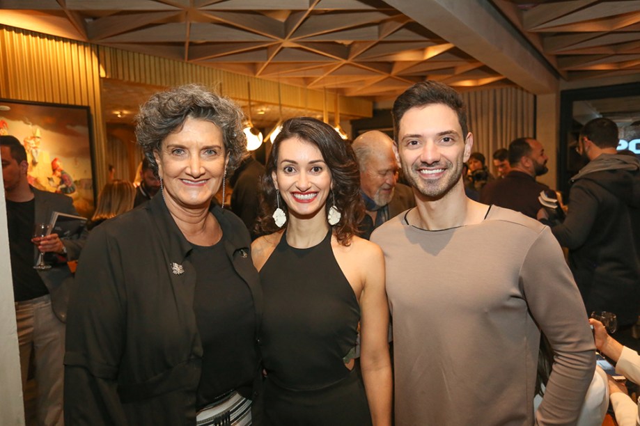 Diretora da CASACOR Paraná, Marina Nessi, com os arquitetos Ana Carolina Boscardin e Edgard Corsi