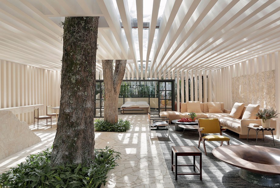 CASACOR São Paulo 2019. Casa das Sibipirunas - Otto Felix. Conhecido pelas linhas singulares e expressivas, Otto Felix marca presença com um espaço de 250m², que respira traços retos e mistura de forma harmônica, o rústico com o contemporâneo. Dividida em living com lareira, cozinha e uma suíte com closet, a Casa das Sibipirunas instiga um morar mais reflexivo e desconectado, onde a proposta por uma vida mais simples foi estabelecida como referência.