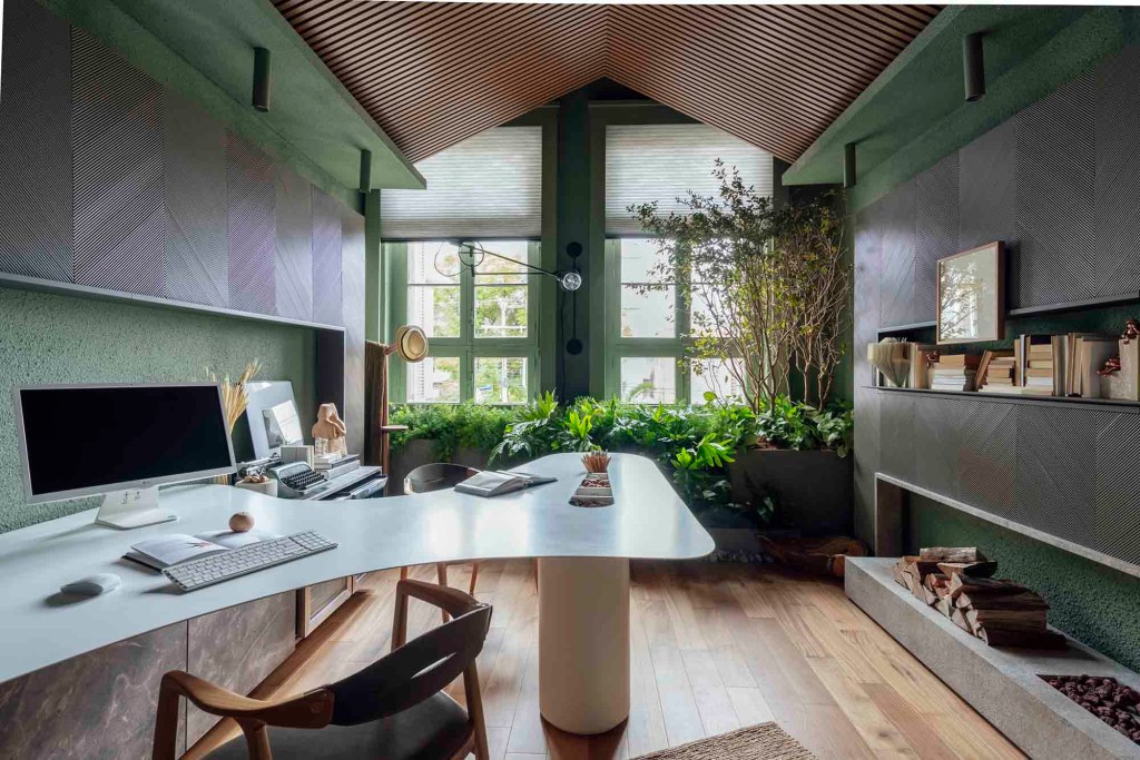 Home office do casal; casacor 2019 urban jungle jardim vertical