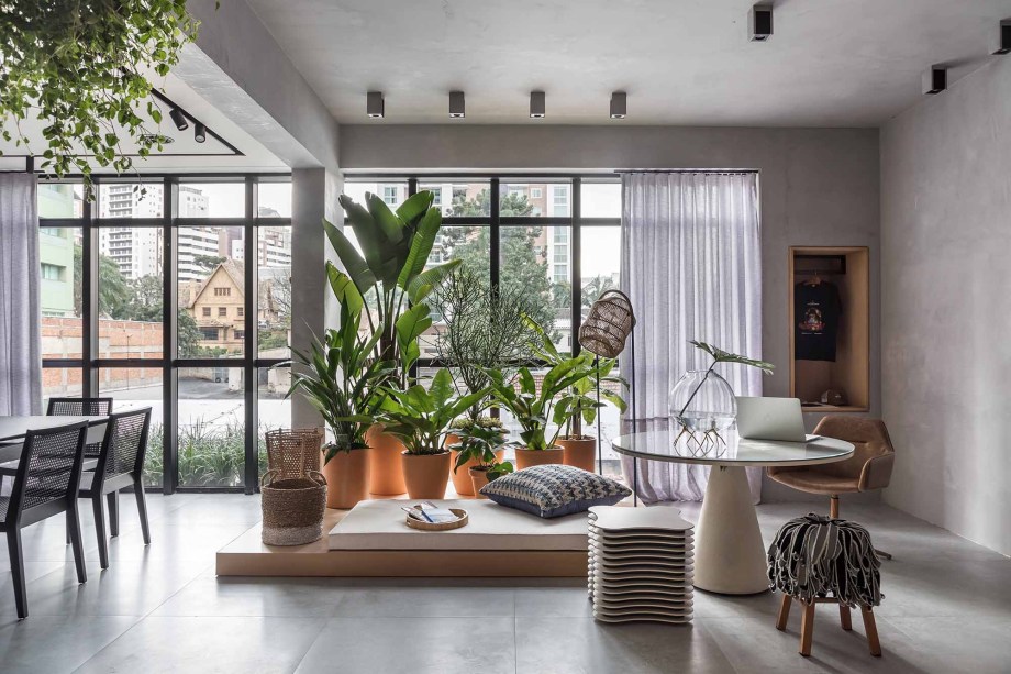 CASACOR Paraná 2019. Loft on Life - Maria Alice Crippa e Gustavo Assis. Com 80 m², o ambiente é dividido em três áreas diferentes que seguem a premissa do uso de poucos elementos, valorizando a simplicidade e o natural. A suíte vem emoldurada pela caixa revestida de madeira Tauari. A treliça delimita espaços, sem impedir a passagem da luz.