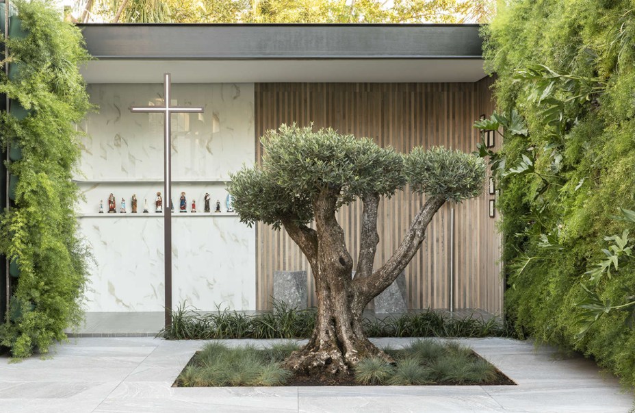 CASACOR Ribeirão Preto 2019. Capela Para Todos os Santos - Sergio Coelho. A arquitetura contemporânea se abre para o jardim exterior, valorizando os símbolos sacros. Materiais como madeira e o mármore em versão ecológica reforçam ainda mais essa vocação.