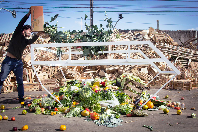 Obra de Eduardo Srur reflete sobre consumo e descarte em São Paulo