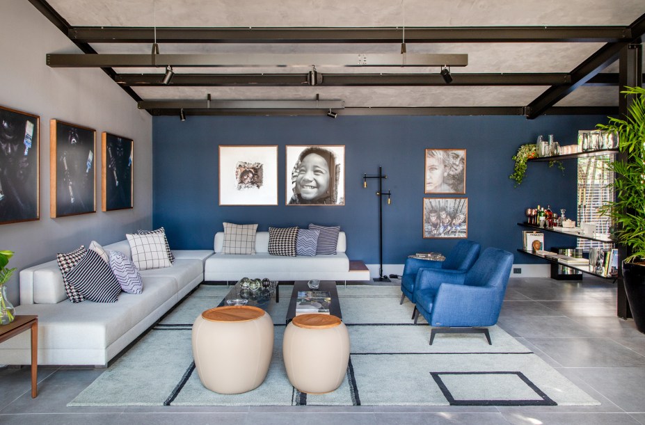 CASACOR Rio de Janeiro 2019. Casa do Bem - Jorge Delmas. O loft contemporâneo conquista o olhar com este azul profundo da Coral e móveis sem excessos. Nas paredes, uma exposição de fotografias de Beto Gatti. (Paredes: Mistério do Oceano e Imensidão Cinza; Teto: Cimento Queimado - Tubarão Branco)