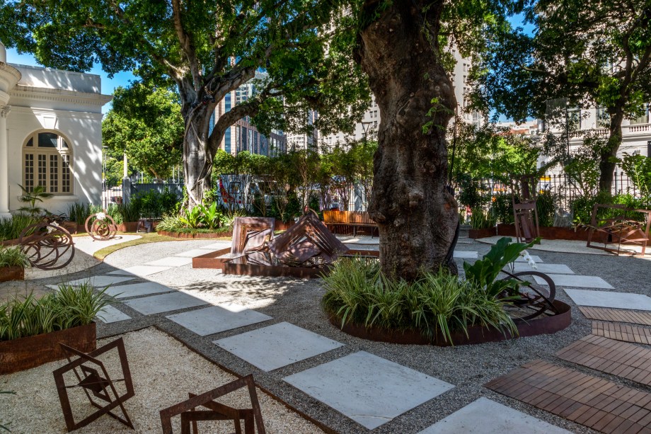 CASACOR Rio de Janeiro 2019. Maritza de Orleans e Bragança - Jardim das Esculturas. O aço corten é um material pesado e resistente, mas nas esculturas expressa leveza em seus jogos de sombra e luz. A delicadeza das plantas também contrasta com o design geométrico das peças criadas pela própria paisagista, que é também artista plástica.