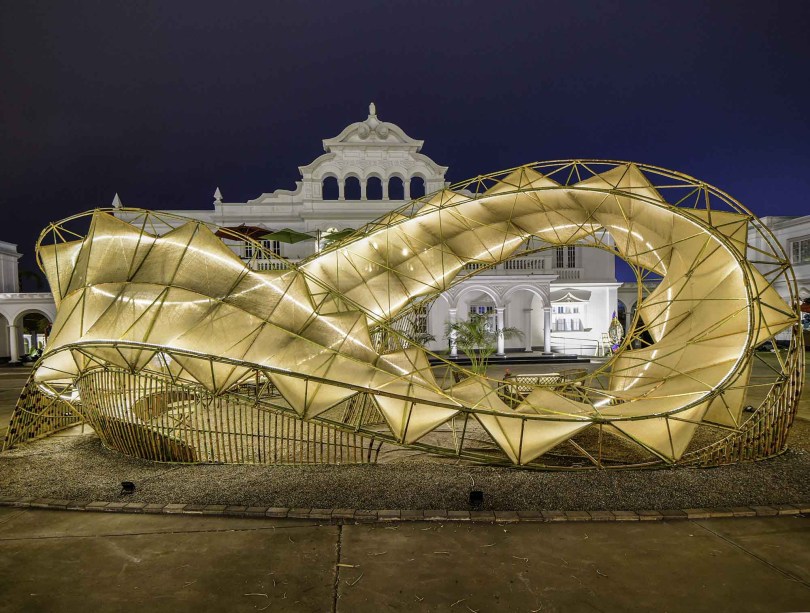 Parametrismo Ecológico - Alonso Valdizan. Softwares ajudam a desenvolver os cálculos nos quais se baseia a arquitetura paramétrica. Aqui, ela assume formas orgânicas, recebe iluminação interna e utiliza o bambu na estrutura. “Substituir outras madeiras pelo bambu equivale a parar de cortar árvores com mais de 100 anos”, explica Alonso. “É tornar a arquitetura mais humana, é cuidar de sua casa e ter respeito pelo habitat”.