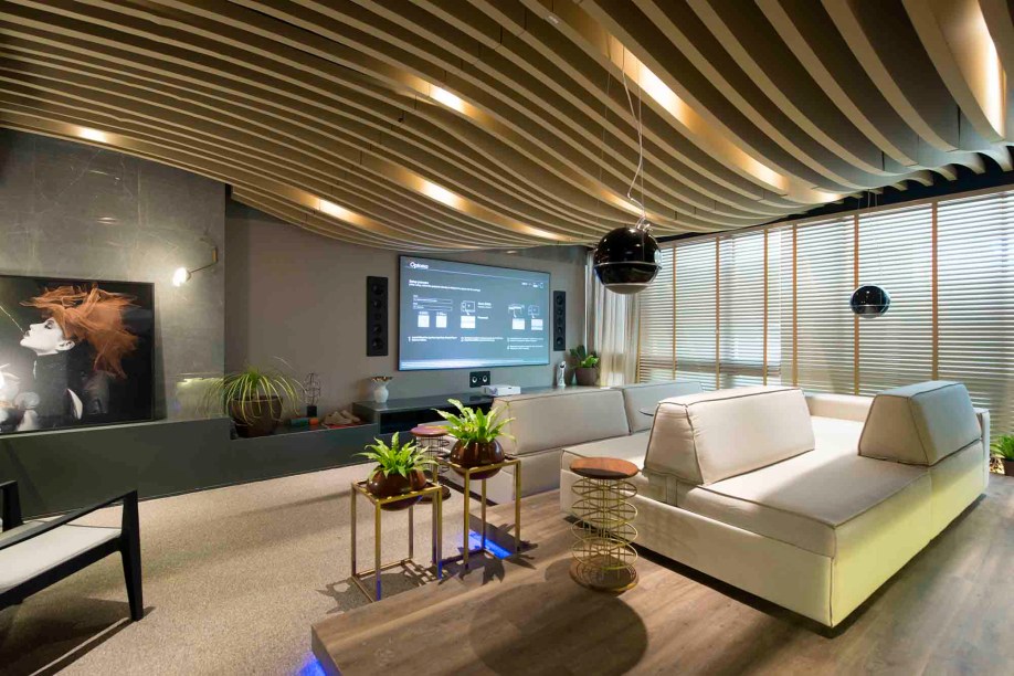 CASACOR Ceará 2019. Sala de Cinema da Família - Luara Ciarlini e Pedro Paulo Rolim. O ambiente une tecnologia, sofisticação e conforto para diferentes propostas de uso. É um local para estar, se relacionar e interagir, tendo a tecnologia como aliada para momentos de concentração em filmes ou encontros descontraídos. O projeto associa a tecnologia da luminotécnica, áudio, vídeo e automação à afetividade do estar e reunir a família e amigos para momentos e experiências.