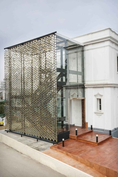 Escalera Exterior - Boris Vela, Giannina Namihas e Manuel Vela. Em uma proposta inovadora, os profissionais realizaram uma intervenção na escada existente, considerarando o edifício como um organismo vivo. A caixa em vidro recebeu um sistema de placas que recebem e concentram a luz solar, multiplicando a iluminação natural para economizar energia elétrica.