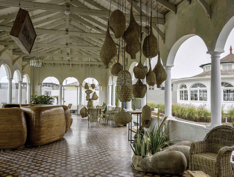 Bar del Pisco - Federico Dunkelberg e Sophie Le Bienvenu. O calor orgânico e a atmosfera receptiva vêm da presença forte de elementos naturais. Alguns elevados ao status de arte, como esculturas, a exemplo do balcão em madeira, com módulos de tamanhos diferentes que tomam de empréstimo a morfologia das pedras. As cestarias pendentes são em totora, fibra local que lembra o junco.