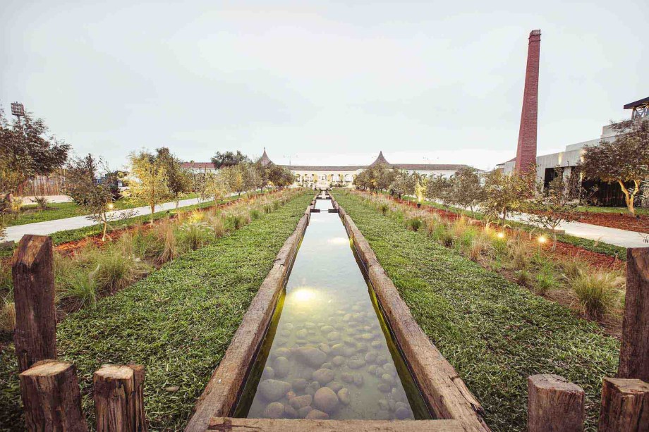 Jardín de los Olivos - Gonzalo Herrera e Melissa Herrera. O apelo ornamental das oliveiras ganha destaque, junto da facilidade com que estas árvores se adaptam após o transplante, independente da idade ou tamanho. Quase uma centena delas foi resgatada do uso agrícola e repousa no espaço. O ambiente também exibe a reutilização e coleta de materiais naturais, como ichus selvagens, planta típica dos Andes. Ao centro, foram utilizados antigos dormentes da Ferrovia Central do Peru.