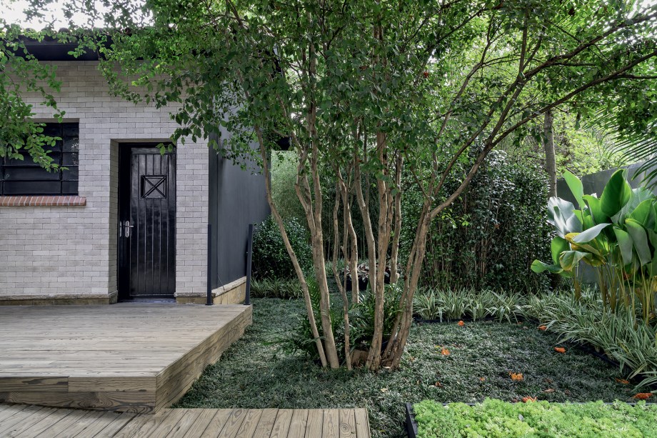 CASACOR São Paulo 2019. Jardim de Pandora - Alalou Paisagismo. Com soluções inovadoras pautadas pela sustentabilidade, o paisagista Felipe Alalou criou o Jardim de Pandora. Toda a inspiração do espaço vem do pintor modernista Piet Mondrian. Linhas verticais intercaladas com horizontais, formatos geométricos e o uso da cor vermelha para pontos de atenção são as principais características do projeto, que embora use a simetria como ponto de partida, pretende ser tridimensional e contemplado de diferentes ângulos. Entre os destaques, a interligação de torres de Bromélia verticalizadas com caixas flutuantes horizontais, que formam verdadeiras esculturas vivas que se integram ao espaço.