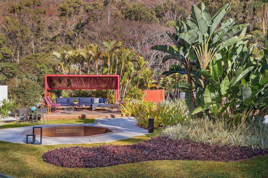 Andreia Campolina - Jardim Contemplação. Com vista para a Serra do Curral e ladeado por uma piscina curvilínea, é fácil entender o nome do jardim. Suas formas e texturas homenageiam o estilo de Niemeyer e de Burle Marx. Bromélias, neoreglelias e dianelas em amarelo e roxo contornam e ladeiam o caminho, que segue o formato orgânico da piscina.