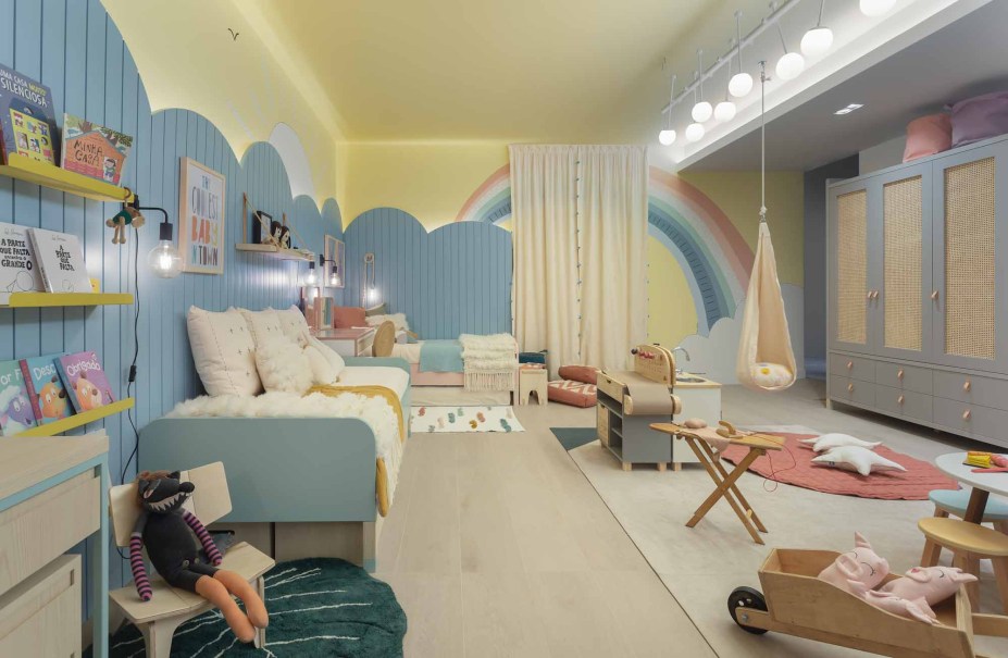 CASACOR Santa Catarina | Florianópolis 2019. Quarto dos Irmãos - Talita Abraham e Tici Tieppo. O espaço de 37 m² foi pensado para uma menina de seis anos e um menino de três, que compartilham a experiência de dividir o mesmo quarto. O projeto incentiva o convívio e o respeitar à individualidade a partir de soluções pontuais na decoração. O mobiliário solto desenhado pela dupla pode acompanhar as diferentes fases das crianças. E mais: consciência na escolha dos materiais, a exemplo dos tecidos de algodão e nos revestimentos sustentáveis das paredes.